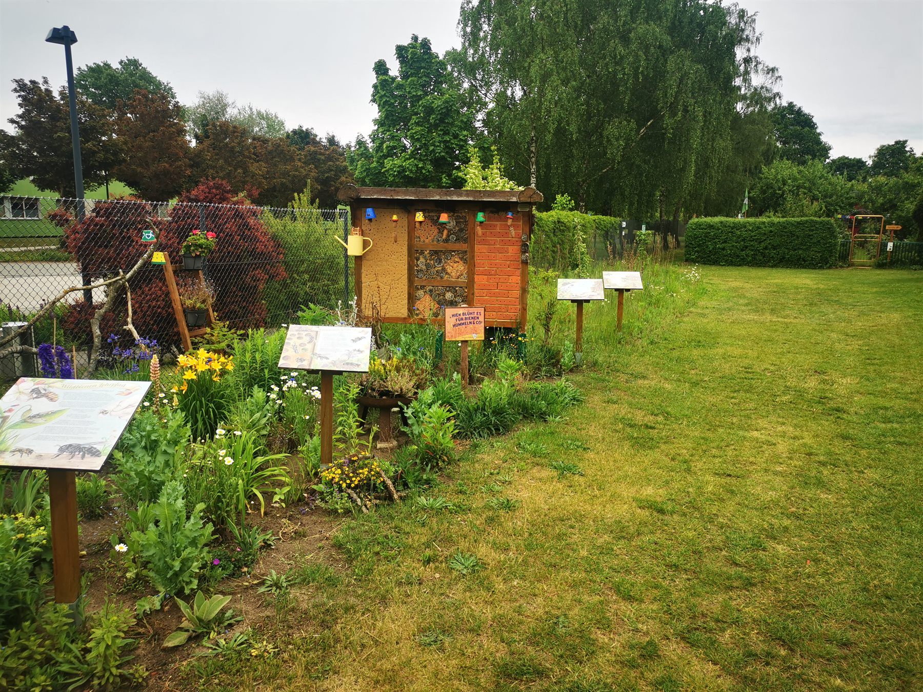 Insektenhotel und Lernstationen im Erlebnisgarten