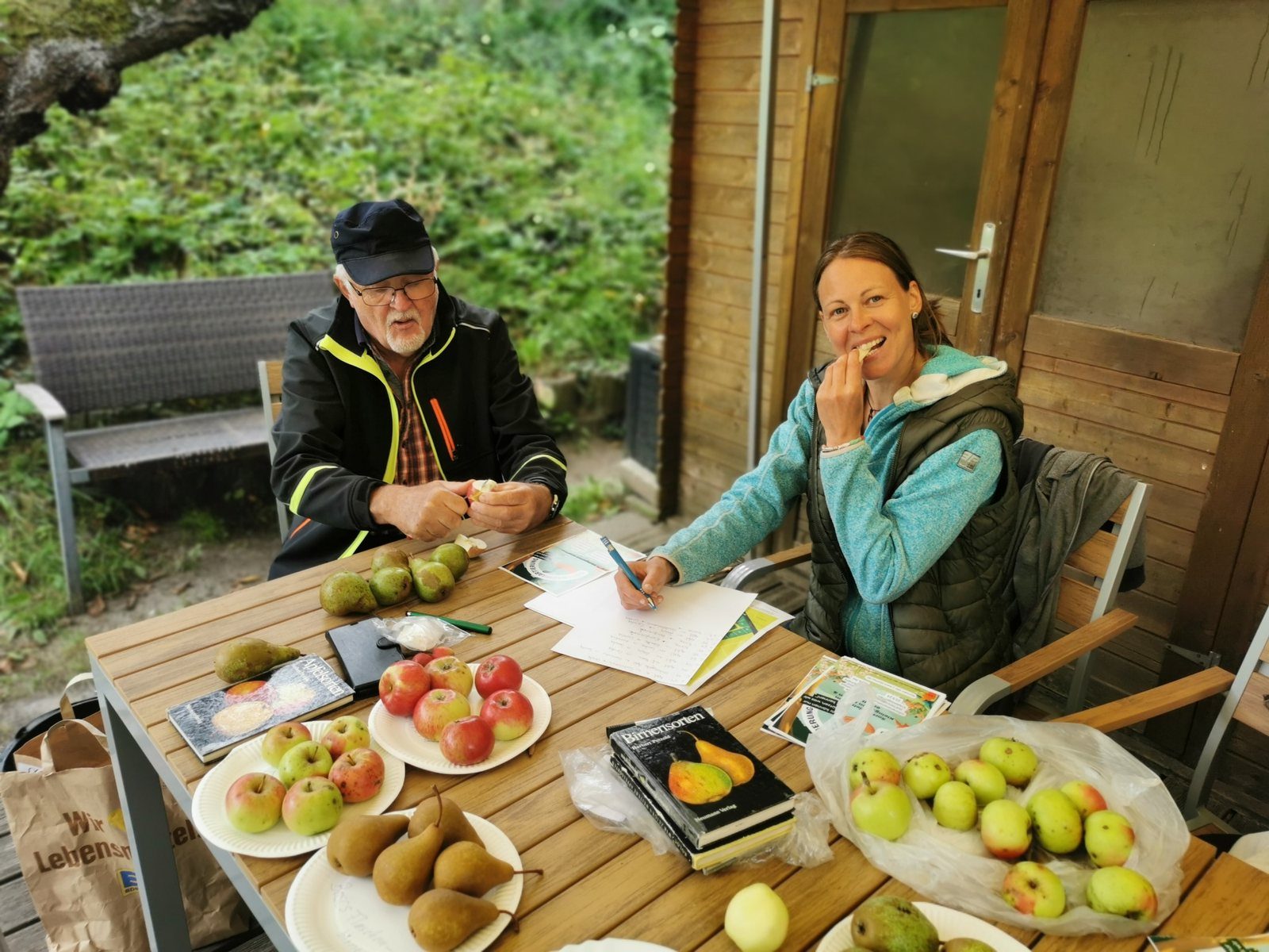 Austausch zur Obstsortenbestimmung mit Äpfeln und Birnen
